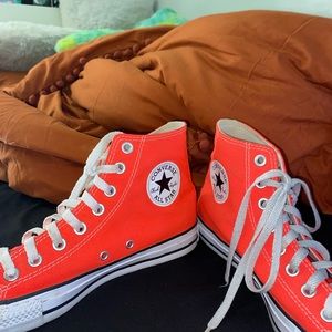 Cute Peachy pink high top converse, good condition, size 9